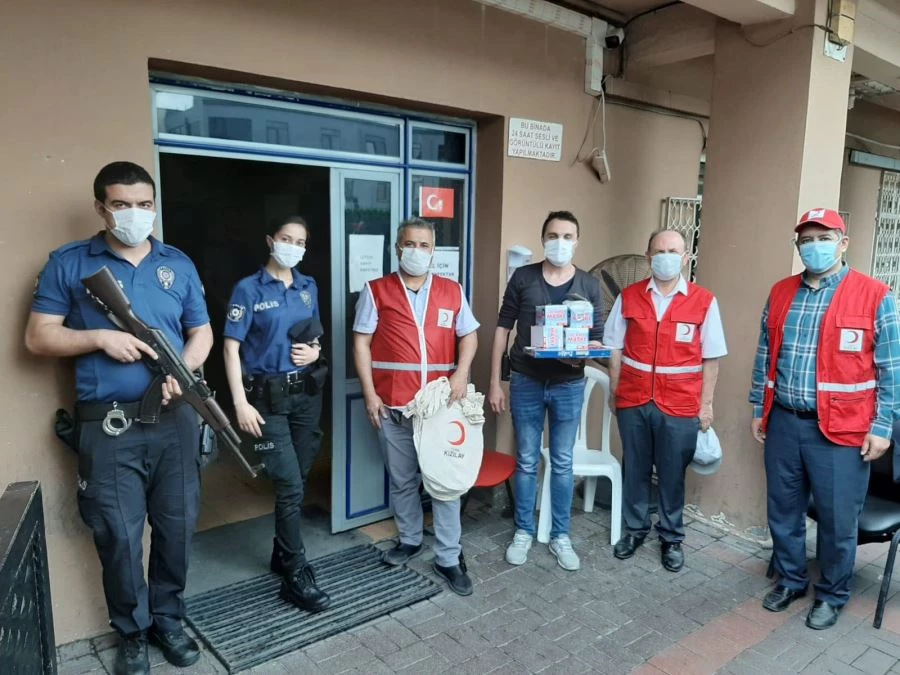 KIZILAY  BAYRAMDA MASKE DAĞITTI