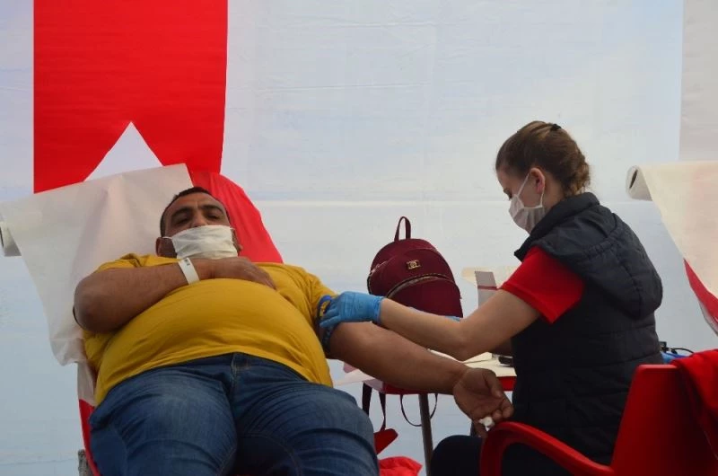 Maskelerini takıp kan vermeye koştular
