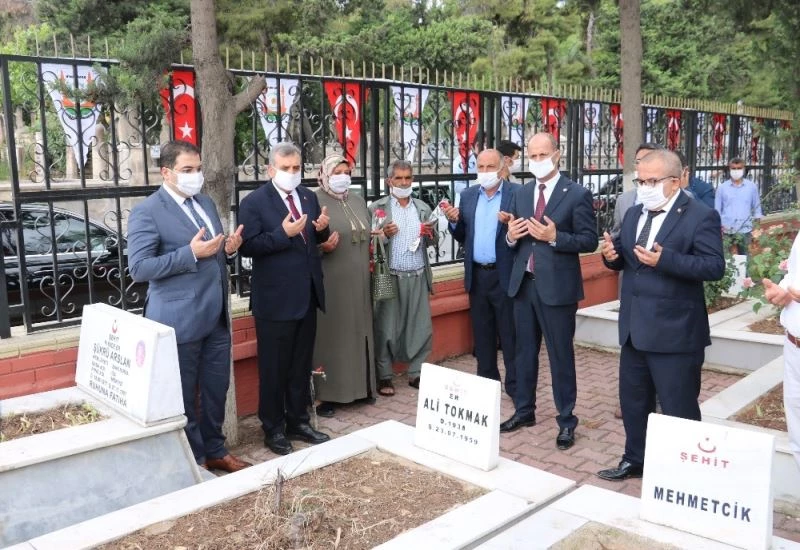 Şehitliklerde hüzünlü bayramlaşma
