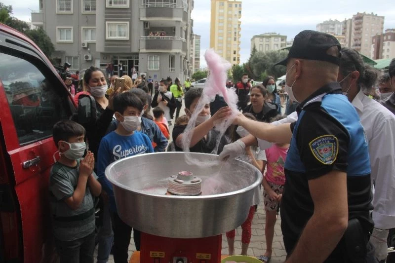 Polisten palyaçolu, pamuk şekerli bayram
