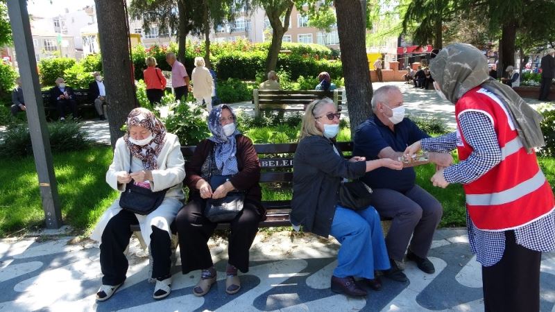 65 yaş üzeri vatandaşlar sokağa çıktı, Kızılay bayramlarını kutladı
