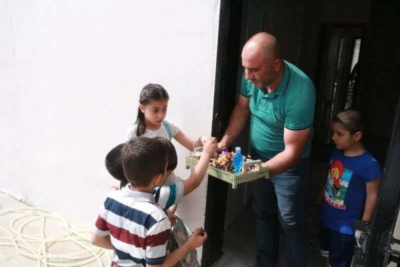 Kısıtlamayı dinlemeyen çocuklar kapı kapı dolaşıp şeker topladı
