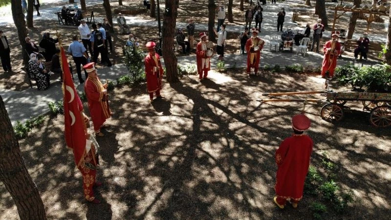 Pendik’te bayramın birinci günü 65 yaş üstü vatandaşlara mehteranlı kutlama
