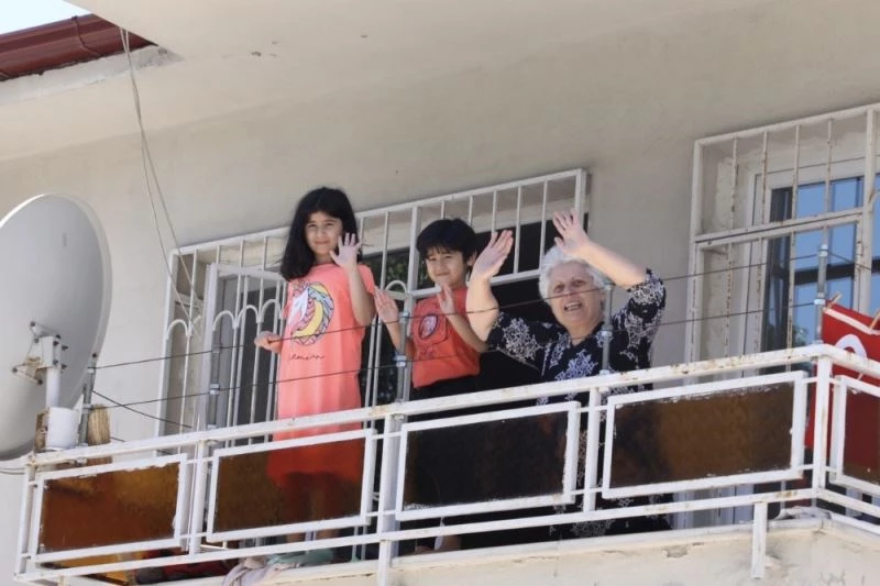 Büyükçekmece’de Ramazan Bayramı coşkusu balkonlara taştı
