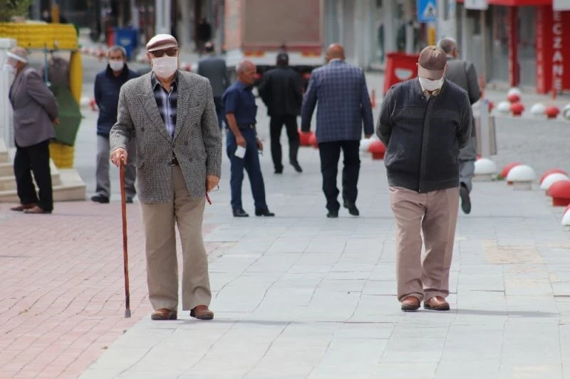 Karaman’da 65 yaş üstü vatandaşlar iznin tadını çıkardı
