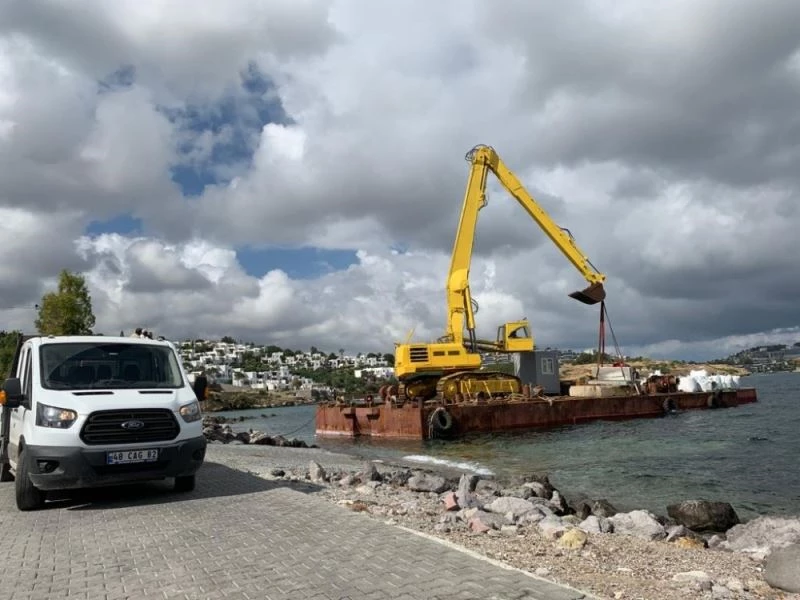 Kepçe ile denizin dibini kazdılar, çuvallar dolusu kum getirdiler
