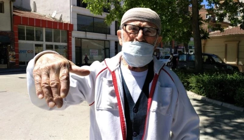 Bayramı evlatlarından uzakta geçiren yaşlılar sokağa çıktı
