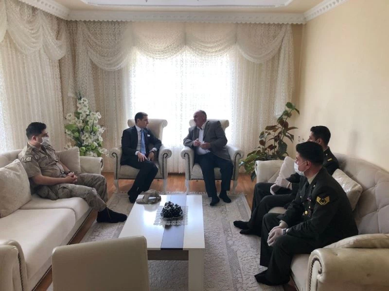 Ahlat Kaymakamı Erat’tan şehit ailelerine bayram ziyareti
