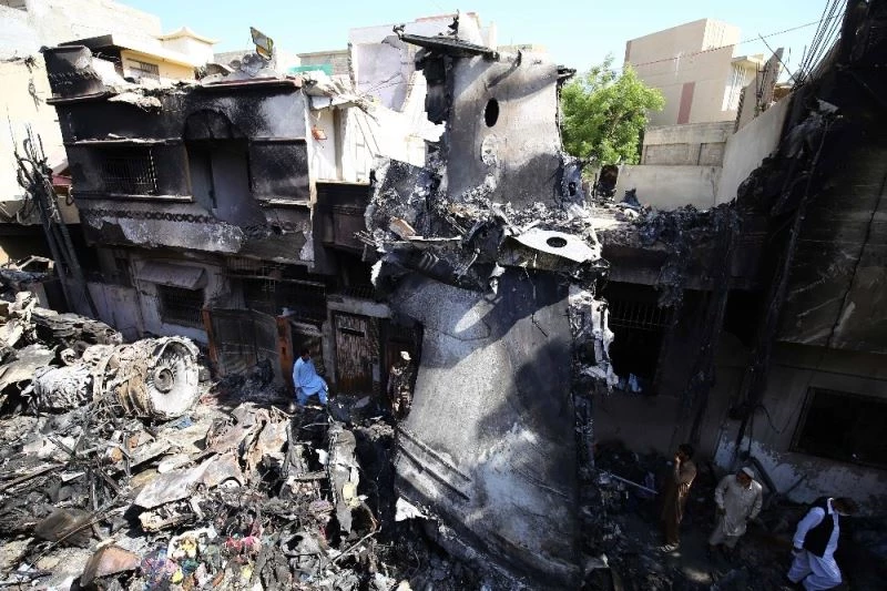 Pakistan’da düşen uçağın pilotu kuleden yapılan 3 uyarıyı dikkate almadı
