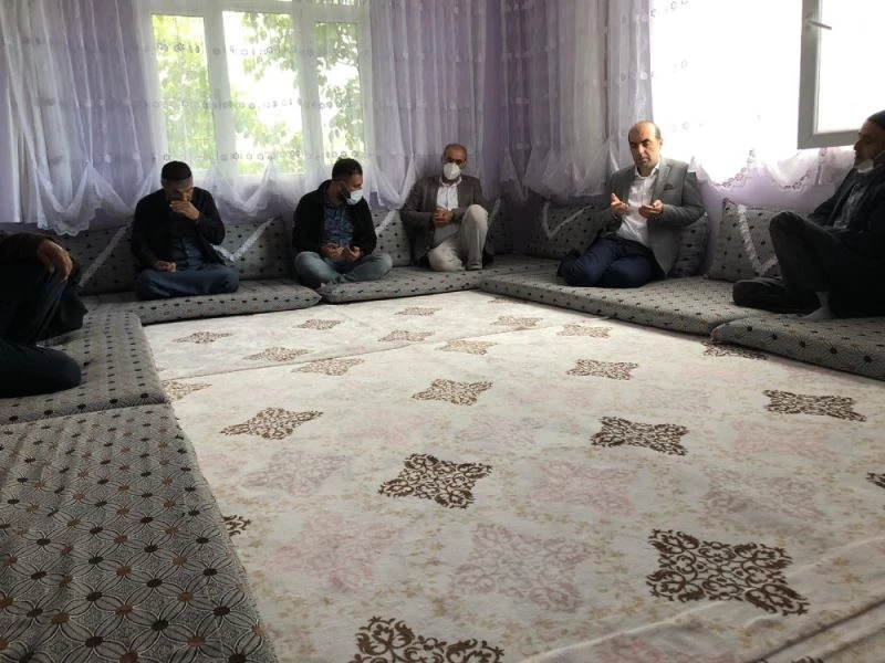 Dicle Kaymakamı Halil İbrahim Demirçin şehit ailesi ile polis ve askerlerle bayramlaştı
