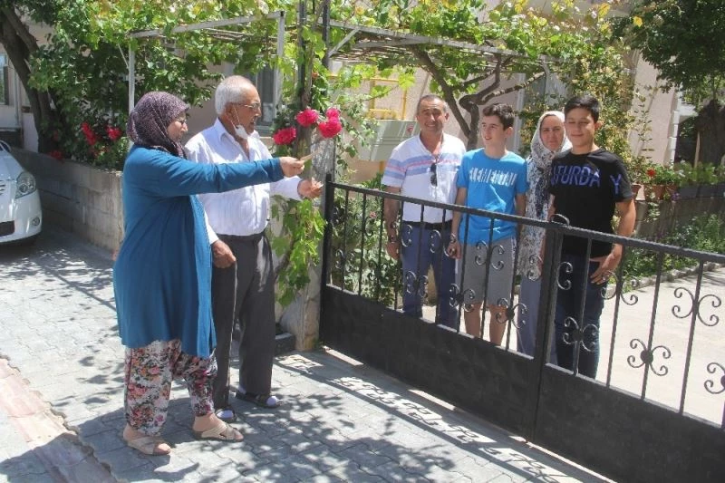 Sokağa çıkma izninde torun ziyaretine gittiler
