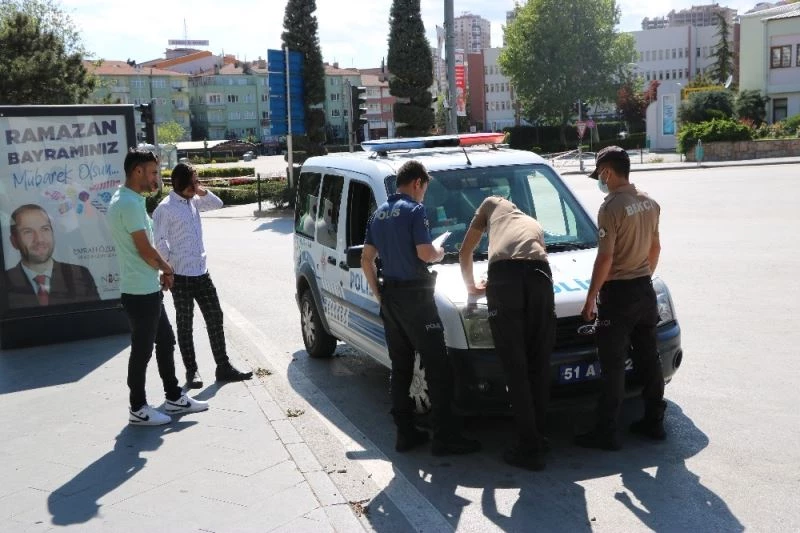 Sokakta fotoğraf çektiren 2 Afgan’a ceza yazıldı
