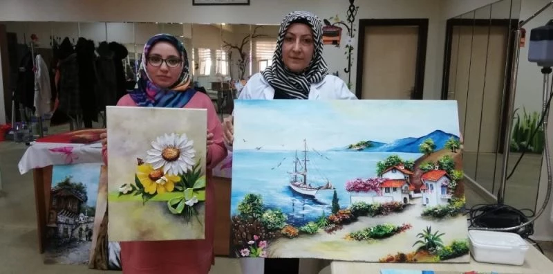 Erzurumlu kadınlar Ahşap rölyef ile aile bütçelerine katkı sağlıyorlar

