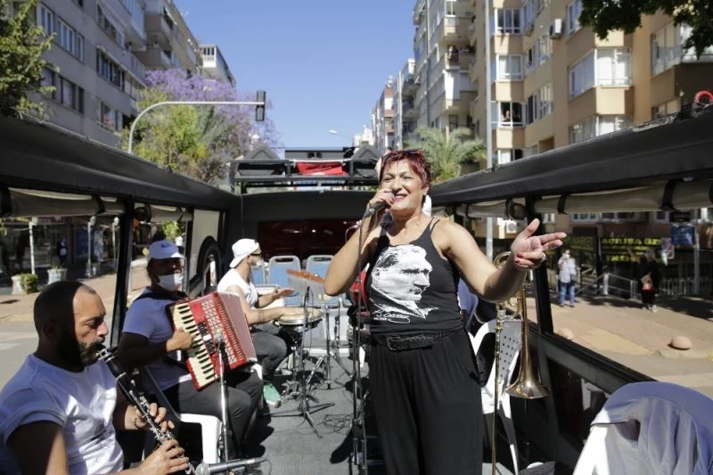 Evde kalan Antalyalılar mobil konsere balkonlardan eşlik etti
