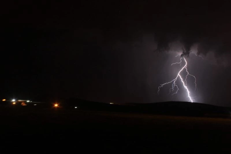 Gecenin karanlığı şimşekler ve yıldırımlarla aydınlandı
