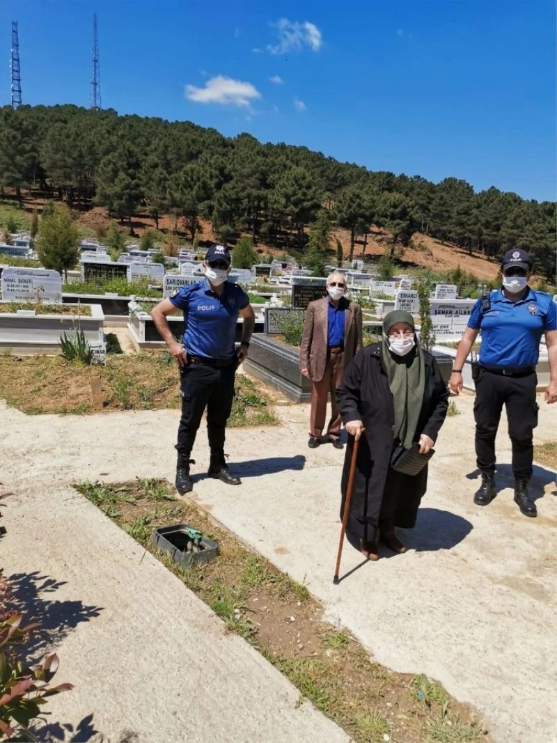 Kazada kaybettikleri 4 kızını özleyen aileyi kabristana polisler götürdü
