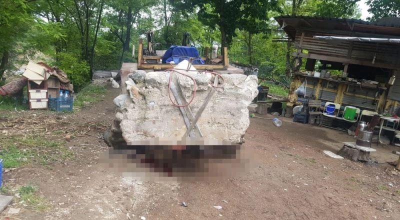 Kriko kırılınca traktörün altında kalarak can verdi
