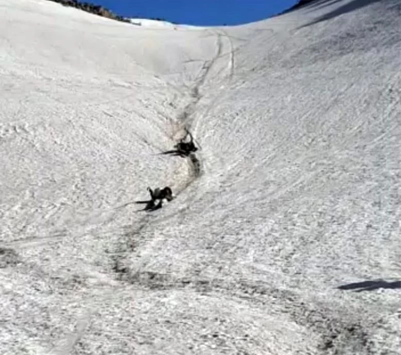 Pancar toplayan gençlerin kayma keyfi
