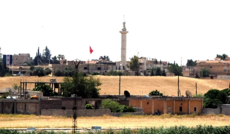 Telabyad’a iki Türk bayrağı asıldı
