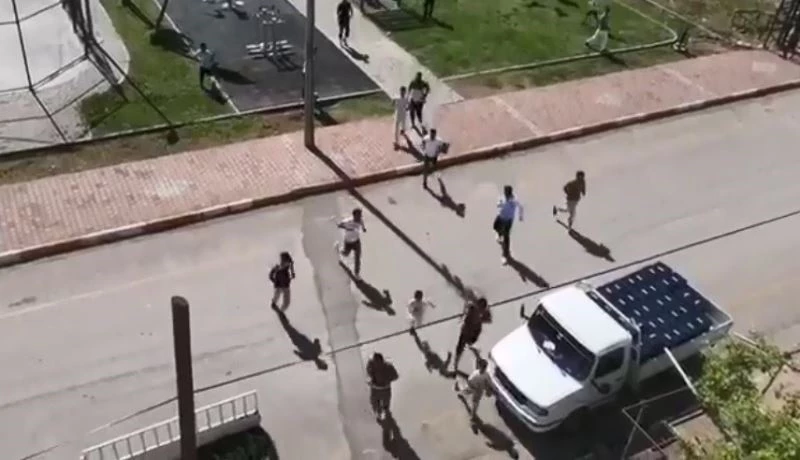 Tüpçü, kısıtlamayı dinlemeyen çocukları polis sireni çalıp ‘teslim olun’ diyerek korkuttu
