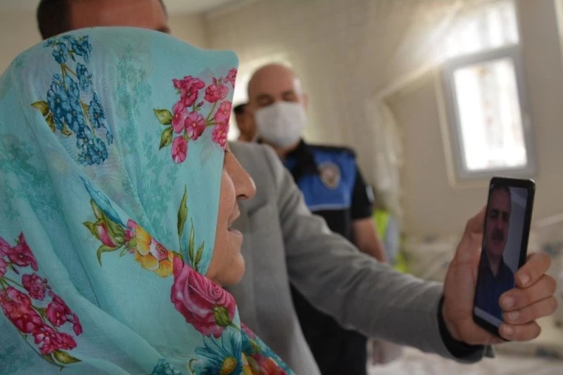 Vali Akbıyık, şehit ailelerini görüntülü arayıp bayramlarını kutladı
