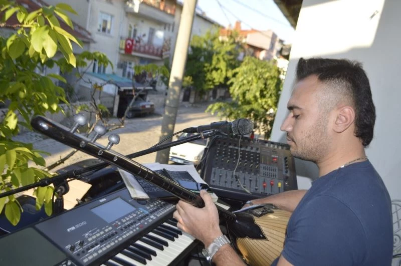 Bayram boyunca mahalle sakinlerine canlı müzik sundular

