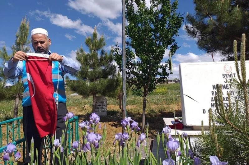 Şehidin mezarındaki yıpranan bayrağı yenisiyle değiştirdi
