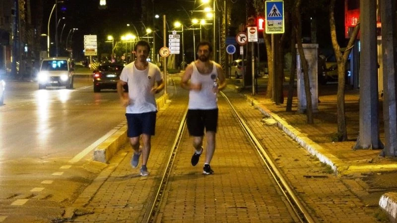 Kısıtlama biter bitmez sokakta spora başladılar
