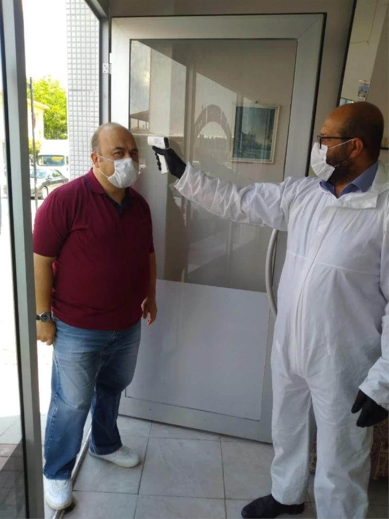 Selendili berber müşterilerinin ateşini ölçerek tıraş ediyor
