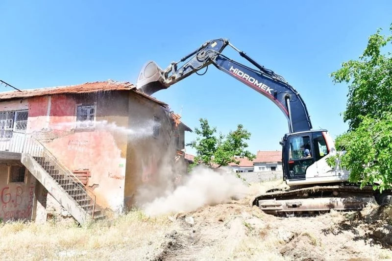 Yeşilyurt Belediyesi metruk evleri yıkıyor
