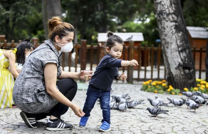 0-14 yaş aralığındaki çocuklar bir hafta aranın ardından dışarı çıktı
