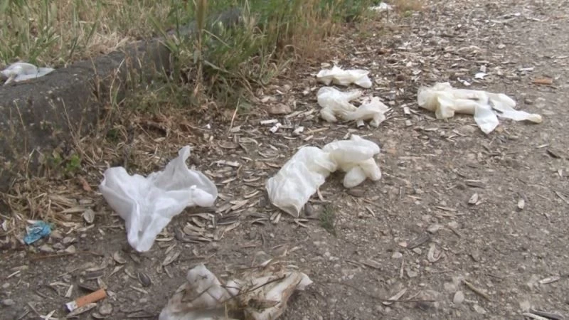 Sokaklara atılan kullanılmış maskeler tehlike saçıyor
