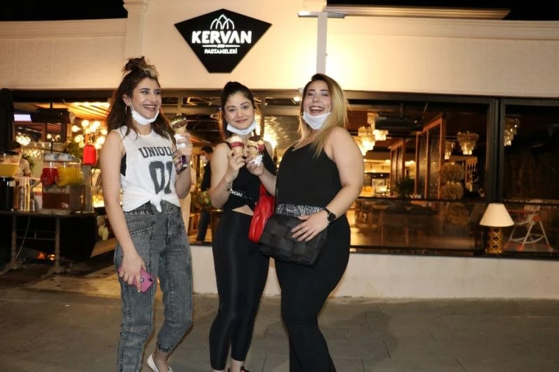 Sokağa çıkma kısıtlaması bitince dondurmacıya akın ettiler
