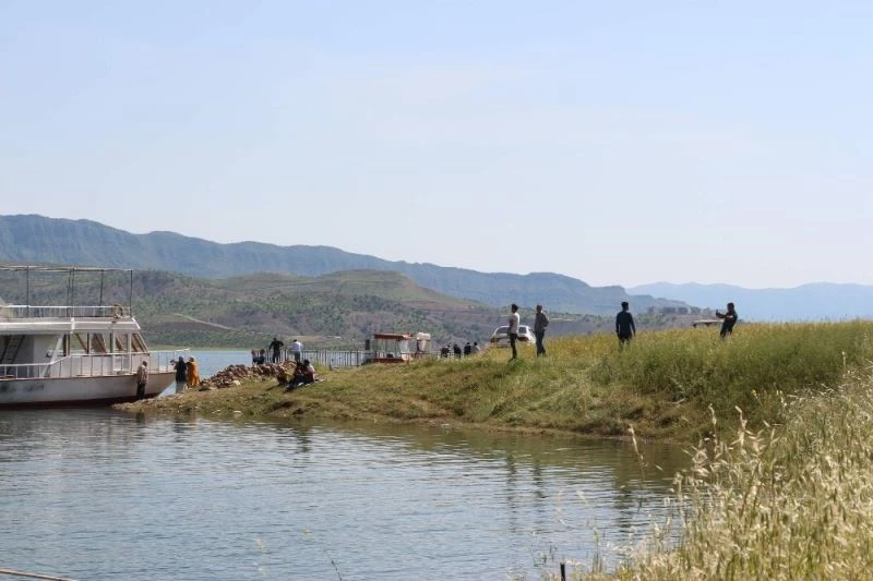 Kısıtlama 4 saatliğine kaldırıldı, Siirtli çocuklar su kenarına akın etti
