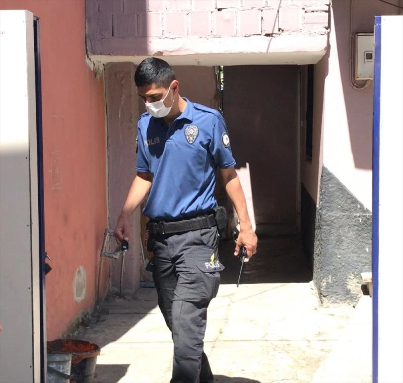 Eşini darbetti, kendisini engellemeye çalışan babası ve kardeşini de bıçakladı