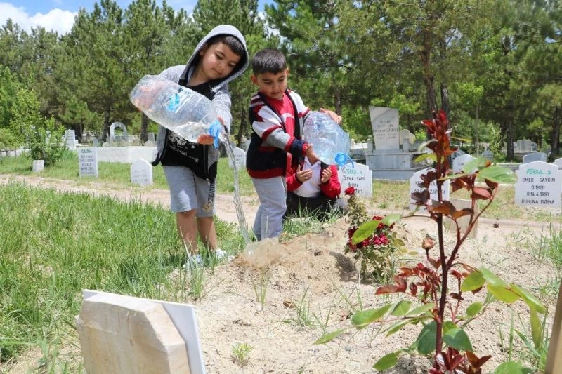 Çocuklar yarım günlük izinlerini mezarlıkta geçirdi
