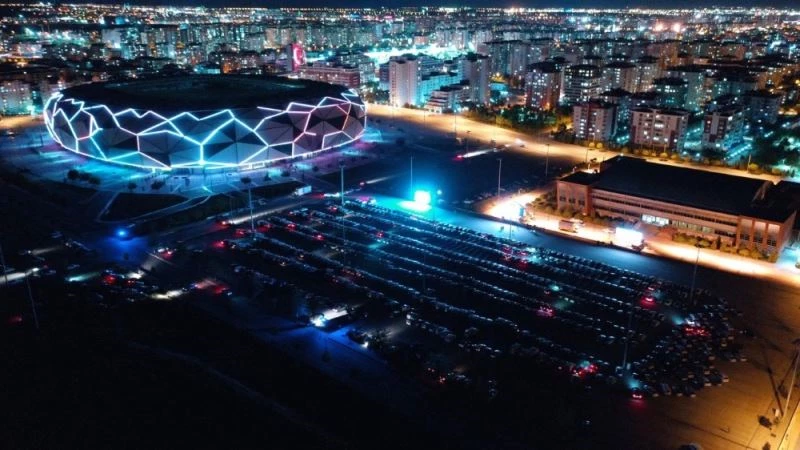 Konya’da arabalı sinemada rekor katılım
