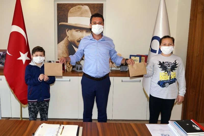 Harçlıklarını biriktirdiler ihtiyaç sahiplerinin faturalarını ödediler
