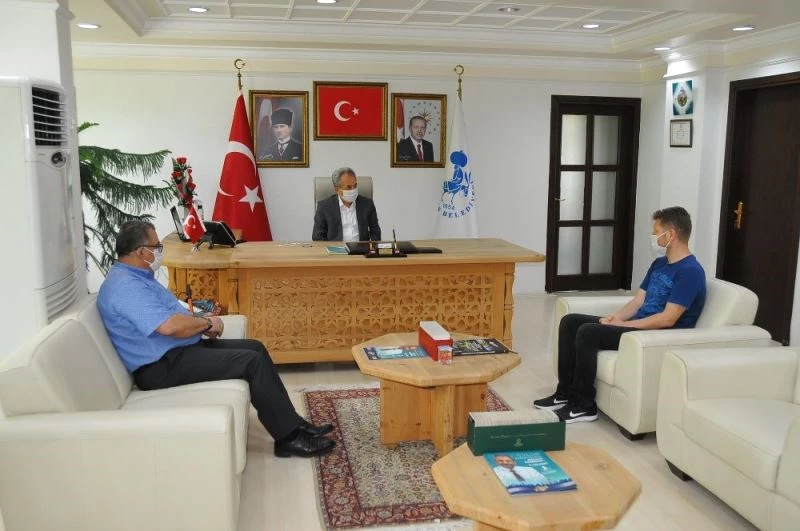 Yarışmada kazananlar bisikletlerini teslim alıyor
