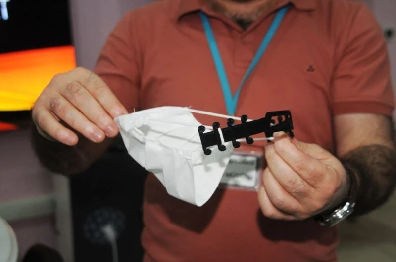 Cizre BİLSEM sağlıkçılar için maske tutucu aparat üretti
