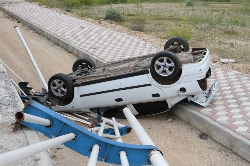 Kaza yapan otomobil üst geçitten düştü: 3 yaralı
