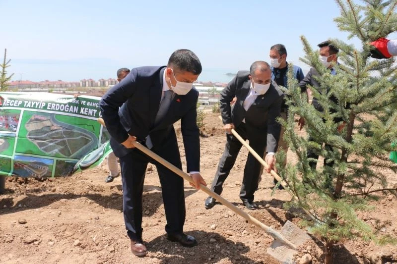Mehmetbeyoğlu ve Arvas, ‘Kent Ormanı’ndaki çalışmaları inceledi
