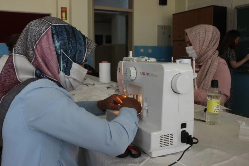 Öğretmenler LGS’ye girecek öğrenciler için maske dikimine başladı
