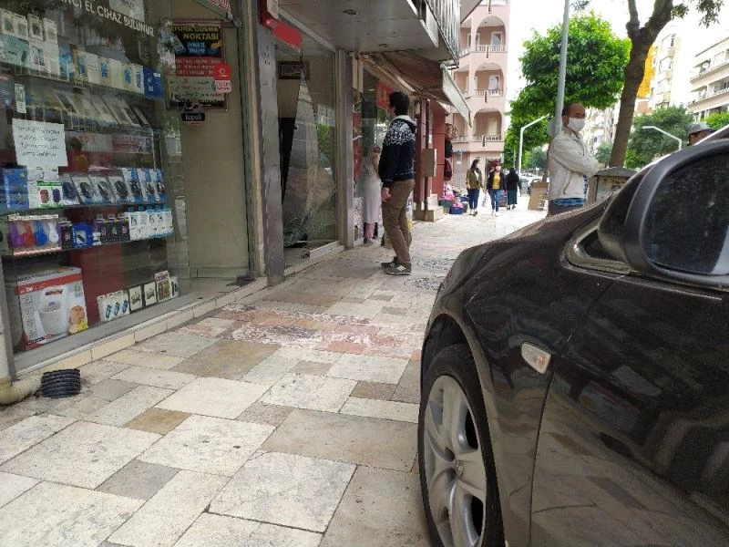 Park halindeki otomobil kendi kendine ilerleyip önce yayaya ardından dükkanın vitrinine çarptı
