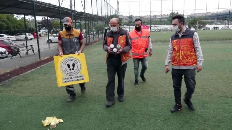 Beyoğlu’ndaki halı sahalarda Cuma namazı hazırlığı

