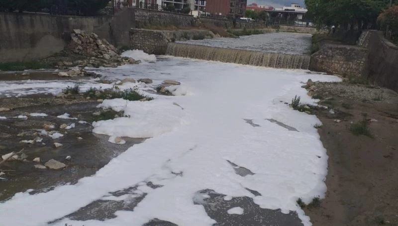 Şehrin merkezinden geçen dere köpürdü
