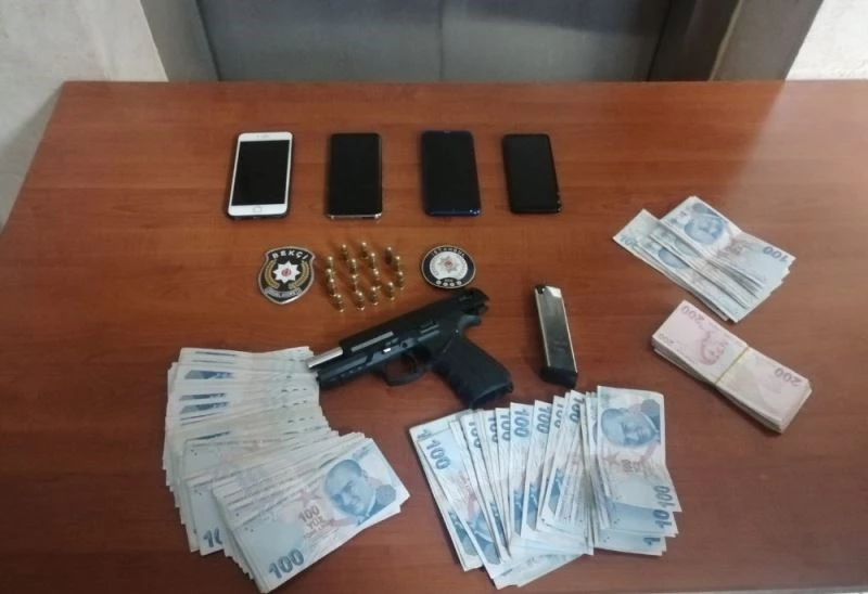 Şüphe üzerine gözaltına alındılar, evlerinde ruhsatsız silahlar ele geçirildi
