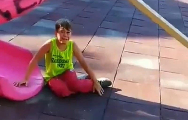 İzmir’de polisten korkan çocuklar önce saklandı, sonra polisle hatıra fotoğrafı çektirdi
