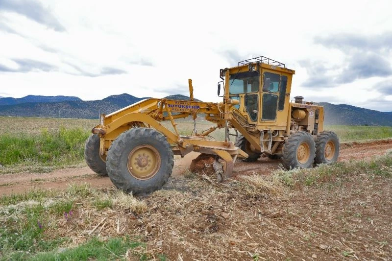 Çiftçiler için arazi yolları düzeltiliyor

