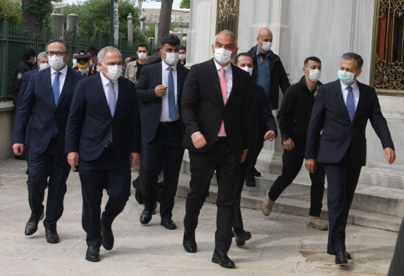 Bakan Ersoy, Fatih Sultan Mehmed Han’ın türbesini ziyaret etti
